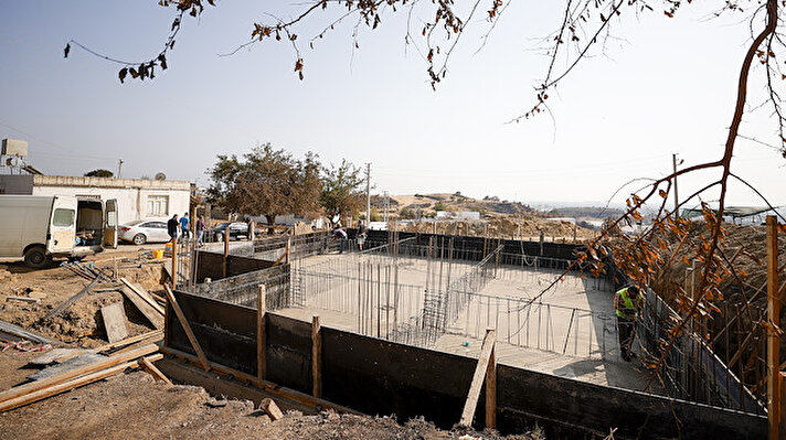 Çevre ve Şehircilik Bakanı Kurum, üç gün önce Manavgat'taki orman yangından etkilenen Karaöz Mahallesi'nde incelemelerde bulundu.
Evleri yanan 80 yaşındaki İbrahim ve 70 yaşındaki yatalak eşi Ayşe Deniz ile sohbet eden Kurum, Deniz çiftinin, yaşamlarını bir bölümü hasar gören bir odada sürdüğünü fark etti.