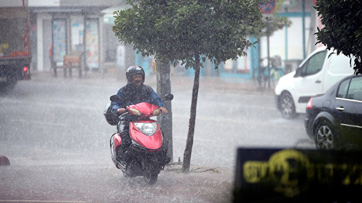 Antalya kent merkezinin bazı bölgelerinde sabah saatlerinden itibaren yağmur etkili oldu. 