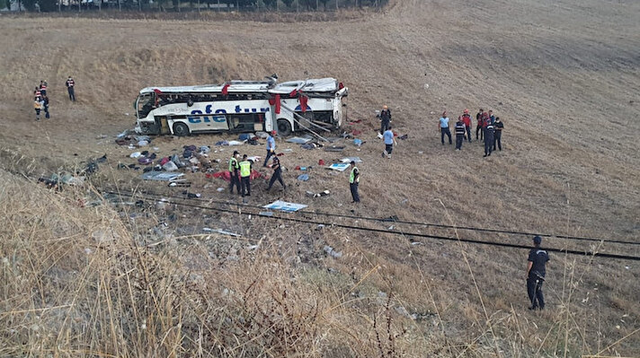 Balıkesir OSB Çevre Yolu'ndan Edremit ilçesine doğru seyir halindeki Zongudak-İzmir seferini yapan Efe Tur'a ait yolcu otobüsü, kontrolden çıkarak devrildi.
