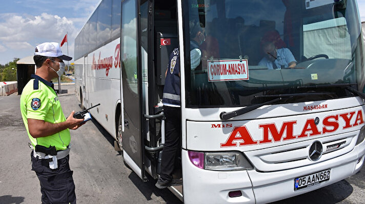 Kırıkkale Emniyet Müdürlüğü Bölge Trafik Denetleme Şubesi ekipleri, son günlerde yaşanan otobüs kazalarının ardından kontrol noktalarında otobüs denetimlerini artırdı.

