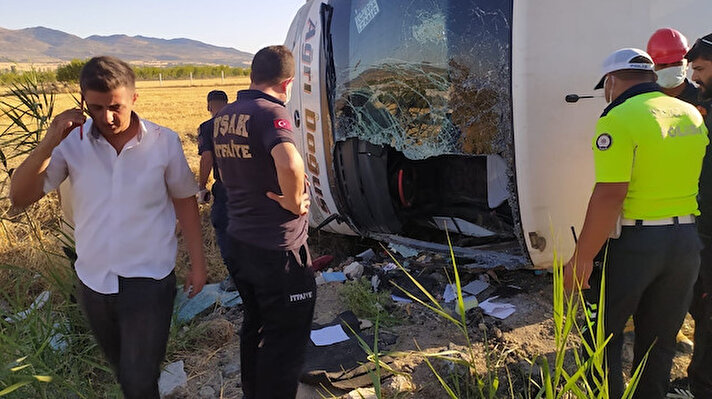 Uşak'ta, yolcu otobüsünün şarampole devrilmesi sonucu ilk belirlemelere göre 30 kişi yaralandı.