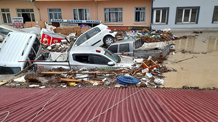 Kentte saat 07.00 sıralarında başlayan şiddetli yağış, Azdavay, Bozkurt, Cide, Şenpazar, Daday, Küre, Ağlı ve İnebolu ilçelerinde sele neden oldu. 