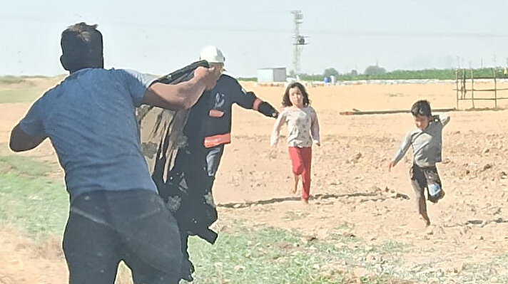 Akçakale ilçesine bağlı Alatlar Mahallesi'nde 10 kişilik Ala ailesinin fertleri, evlerinin önünde arıların saldırısına uğradı. 