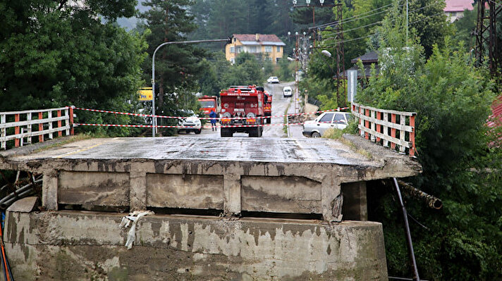Dün başlayan şiddetli yağış nedeniyle oluşan sel Azdavay ilçesinin ortasından geçen Devrekani Çayı'nın üzerinde bulunan köprünün çökmesine neden oldu.
