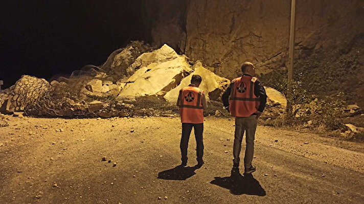 Karabük ile Yenice ilçesi yolu üzerinde bulunan Suçatı Tüneli girişinde yoğun yağış nedeniyle meydana gelen heyelanda dev kaya parçaları yola yuvarlandı.