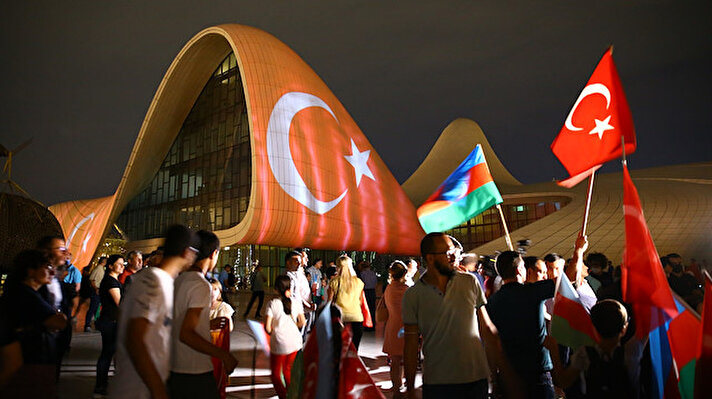 Merkezin dış cephesinde ay yıldızlı bayrağın yansıtılmasını Azerbaycan Dışişleri Bakan Yardımcısı Fariz Rzayev, Türkiye'nin Bakü Büyükelçisi Cahit Bağcı, Azerbaycan'da yaşayan Türk vatandaşları ve Bakülüler de izledi.