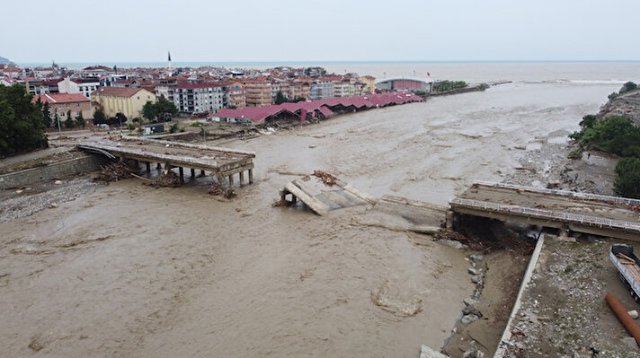 Bölgede etkili olan şiddetli yağış nedeniyle ilçenin ortasından geçen Ayancık Çayı üzerindeki iki köprü yıkıldı.