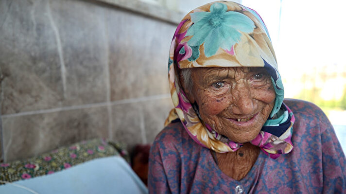 Karaöz Mahallesi'nde torunlarıyla yaşayan 90 yaşındaki 9 çocuk ve 17 torun sahibi Emiş Akbaş, 5 yıldır alzaymır hastası olarak yaşamını sürdürüyor.