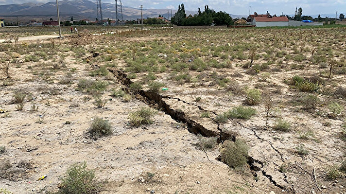 Kırkgöz'de sabah saatlerinde evlerinden çıkanlar, yaklaşık 60 santimetre genişliğindeki ve 500 metre uzunluğundaki göçük ve yarıklarla karşılaştı. 