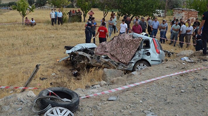 Kaza, çarşamba günü saat 16.30 sıralarında Aksaray-Gülağaç karayolu Gücünkaya köyü girişinde meydana geldi. Nezir Mutlu yönetimindeki 68 ABR 364 plakalı otomobil, karşı yönden gelen Fahrettin Bozlak'ın (37) kullandığı 68 ABE 459 plakalı çekiciyle çarpıştı. Kazada her iki araç da hurdaya döndü. 