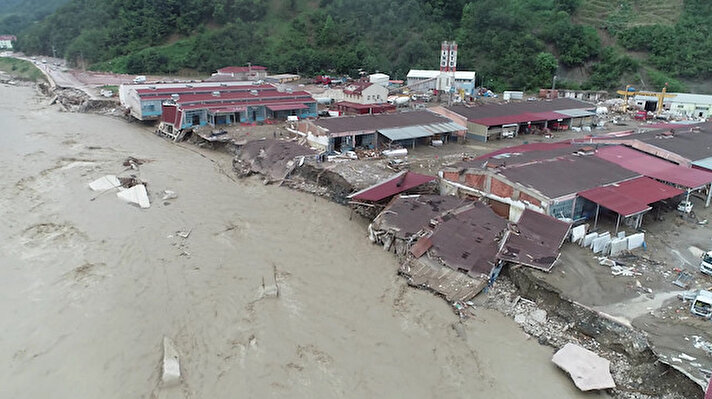 Sinop Ayancık'ta, salı günü 24 saatte metrekareye düşen 240 kilogram yağışın ardından sel ve heyelanlar meydana geldi, 2 kişi hayatını kaybetti. 