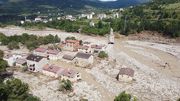 Sel suları köydeki dereyle evler arasında bulunan istinaf duvarı ile 40 evin yıkılmasına neden oldu. Köyün girişindeki 2 köprünün çökmesi dolayısıyla köyün kara yolu ulaşımı kesildi. 