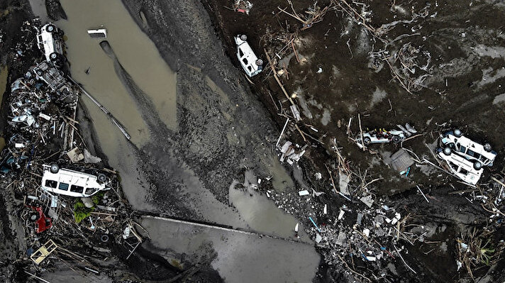 Kastamonu’nun Bozkurt ilçesinde yaşanan sel felaketinde yüzlerce aracın çamura gömüldüğü acı manzara görüntülendi.