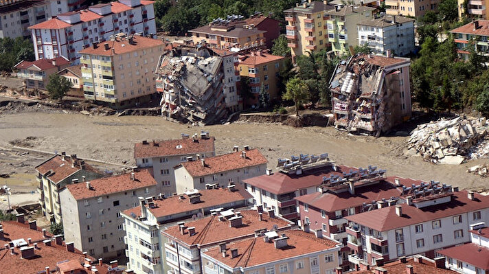 Batı Karadeniz’de etkili olan sağanak birçok il ve ilçede sel felaketinin yaşanmasına neden oldu. Sel nedeniyle onlarca insan hayatını kaybederken Ayancık, Türkeli ve Bozkurt’ta hayat durma noktasına geldi. 