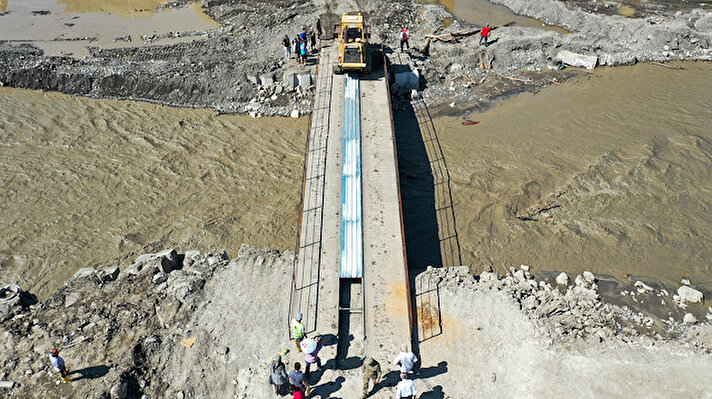 Ezine Çayı üzerinde kurulan köprünün açılmasıyla birlikte bölgede görevli ekiplerin çalışmaları hızlandı.

