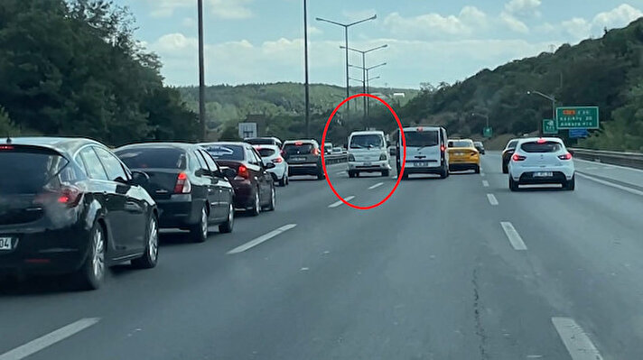 Trafik polisleri, dün saat 14.00 sıralarında Fatih Sultan Mehmet Köprüsü'nde makas atarak ilerlediği iddia edilen kamyonet şoförünü durdurmak istedi.