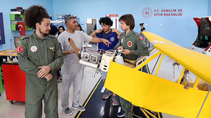 Aralarında Aksaray Üniversitesi (ASÜ) elektrik-elektronik mühendisliği öğrencilerinin de olduğu 7 kişilik ekip, alüminyum, karbon fiber gibi malzemelerden kanat açıklığı 7 metre olan uçak yaptı. 
