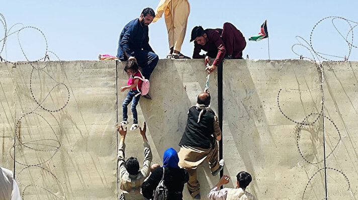 Taliban'ın Afganistan'da kontrolü ele geçirmesinin ardından yaşanan kaosu dünya basını manşetten okuyucularına duyurdu.