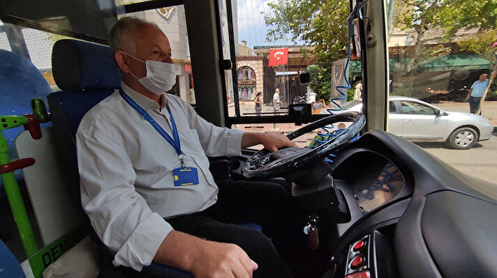 Uzun yıllar pazarcılık yaptıktan sonra emekli olan Ramazan Gültekin (55), emekli olduktan sonra şehir içi özel halk otobüsü şoförlüğü yapmaya başladı. Çevresinde kibarlığı ve beyefendi şahsiyetiyle tanınan Ramazan Gültekin, şoförlüğünü yaptığı özel halk otobüsüne binen her yolcuyu, yaşlarına bakmaksızın, "Hoş geldiniz" diyerek karşılıyor.