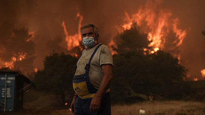 Yunanistan'da orman yangınları devam ediyor.