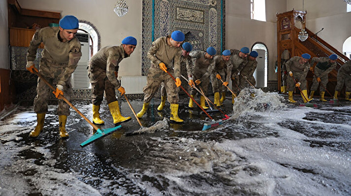 Komandolar, 11 Ağustos'ta yaşanan sel felaketinde sular altında kalan camideki çamur tabakasının temizlenmesinin ardından camiyi deterjan ve sabunla yıkadı.