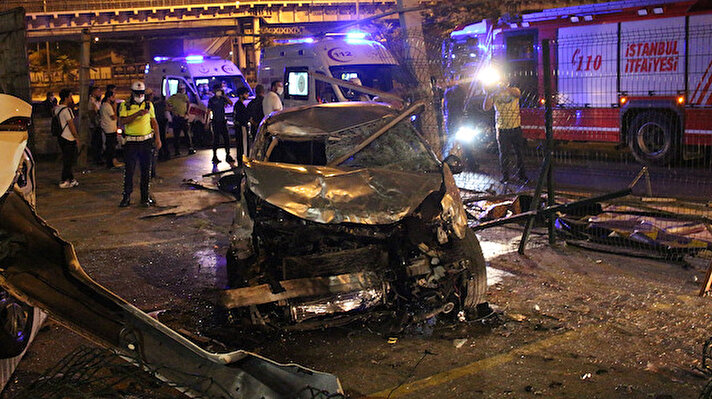 Kaza, 03.45 sıralarında Kadıköy Uzunçayır Metrobüs Durağı girişinde meydana geldi. 