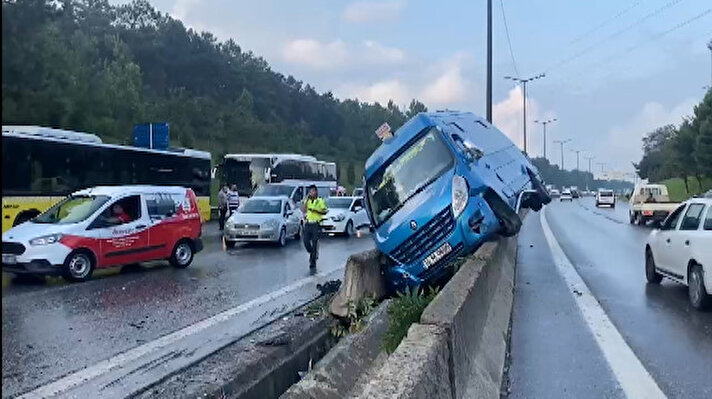 Sancaktepe'de TEM bağlantı yolunda 2 aracın karıştığı hasarlı kazayı son anda fark eden 6 araç zincirleme kazaya karıştı.