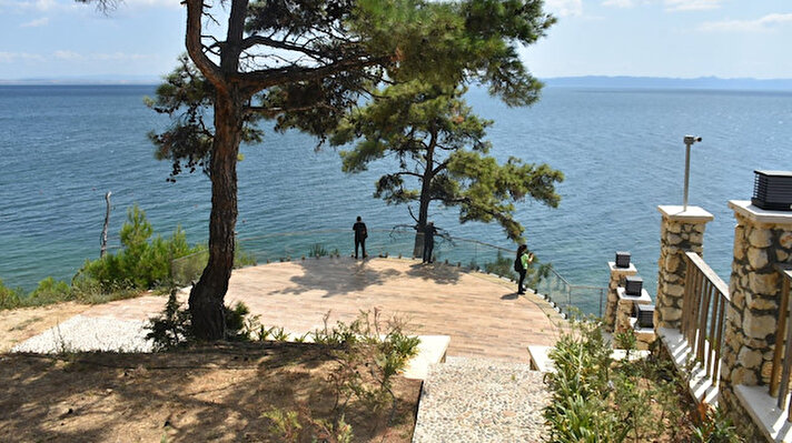 Edirne'nin Keşan ilçesinin Saros Körfezi kıyısında bulunan Gökçetepe Tabiat Parkı’na gelenler çam ağaçları içinde çadır, karavan ve bungalov evleri ile tatil yapmak isteyenlerin tercihi oluyor. 