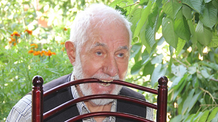 Sivas’ın Zara ilçesine bağlı Kurucuabat köyünde yaşayan 92 yaşındaki Şükrü Açıkgöz doğal dişleriyle görenleri şaşırtıyor. 