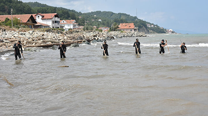 Bozkurt ve Abana ilçelerinde 11 Ağustos'ta şiddetli yağışların ardından yaşanan sel felaketi üzerine bölgeye sevk edilen dalgıç ekibi, arama kurtarma çalışmalarını sürdürüyor.

