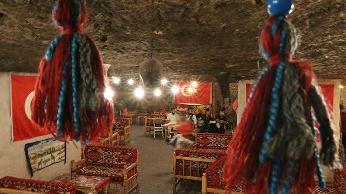 Şekeroğlu Mahallesi'nde, doğal ısısı 15 derece olan tarihi Kaleoğlu Mağarası, hava sıcaklığının 40 dereceyi aştığı günlerde serinlemek isteyenlerin uğrak noktası oluyor. Oyma taş yapısı ile hava sıcaklığının dengelendiği mağara, 500 yıllık doğal klimalı adres olarak da anılıyor.