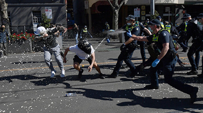 Avustralya’da korona virüse karşı getirilen yasaklar, halkı bir kez daha sokağa döktü. Melbourne’de sokağa çıkma yasağı başta olmak üzere alınan diğer kararlar şehir merkezinde protesto edildi. Sloganlar atarak yürüyüş yapan göstericiler, polisle karşı karşıya geldi.