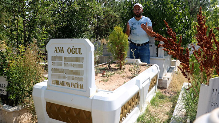 Sivas’ta Mehmet Akif Ersoy Mahallesi’nde mermercilik yapan Erhan Altun, yaklaşık 4 yıl önce kente kompozit hazır mezar getirdi. Kompozit hazır mezarlar ekonomik, uzun ömürlü, kolay kuruluma sahip, sağlam, hafif ve dayanıklı olması özellikleriyle mermer mezardan ayrılıyor.