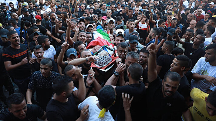 Nablus'taki Rafidya Devlet Hastanesi morgundan alınan Haşaş'ın cenazesi ilk olarak evinin bulunduğu Nablus'un doğusundaki Balata Mülteci Kampı'na getirildi.