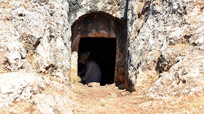 Pazarcık ilçesi Bağdınısağır Mahallesi'nde 240 dönümlük alandaki Kırk Mağaralarda Roma döneminde kayaların oyularak yapıldığı mezarlar bulunuyor. Kültür ve Turizm Bakanlığınca ilk arkeolojik kazıları geçen yıl başlatılan ve dönemin yöneticileri, aristokratları, din adamları ile zenginleri için yapılan kaya mezarlarının 6'sı gün yüzüne çıkarıldı. 