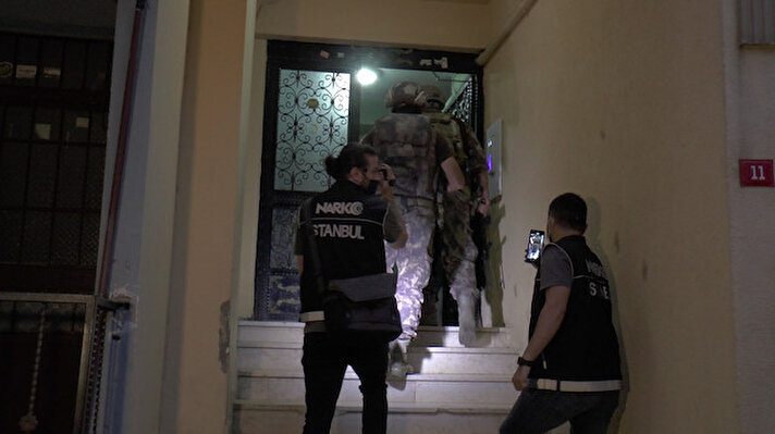 İstanbul Emniyet Müdürlüğü Narkotik Suçlarla Mücadele Şube Müdürlüğü ekipleri, yapılan teknik ve fiziki takibin ardından saat 06.00’da il genelinde önceden belirlenen uyuşturucu tacirlerine yönelik eş zamanlı operasyon başlattı.