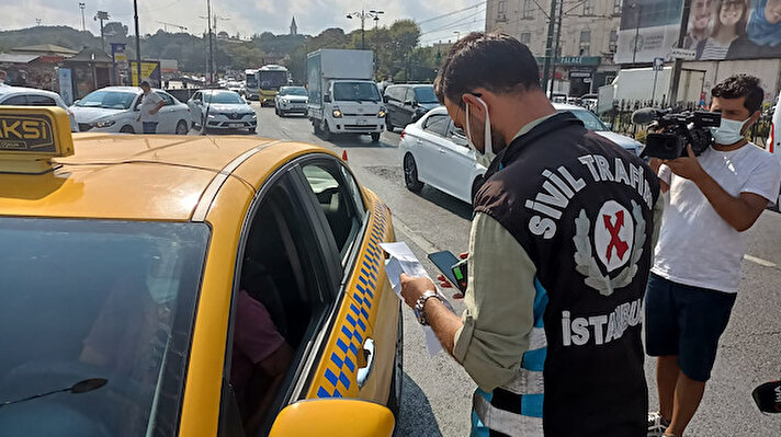 İstanbul Emniyet Müdürlüğü, Trafik Denetleme Şube Müdürlüğü'ne bağlı sivil trafik ekipleri, Eminönü İskelesi'nde taksicilere yönelik denetim gerçekleştirdi. Ekipler tarafından tek tek durdurulan taksilerde, sürücülerin seyir halinde cep telefonu kullanımı, emniyet kemeri, araç yolcu kapasitesi ve taksimetreye yönelik kontroller yapıldı. 