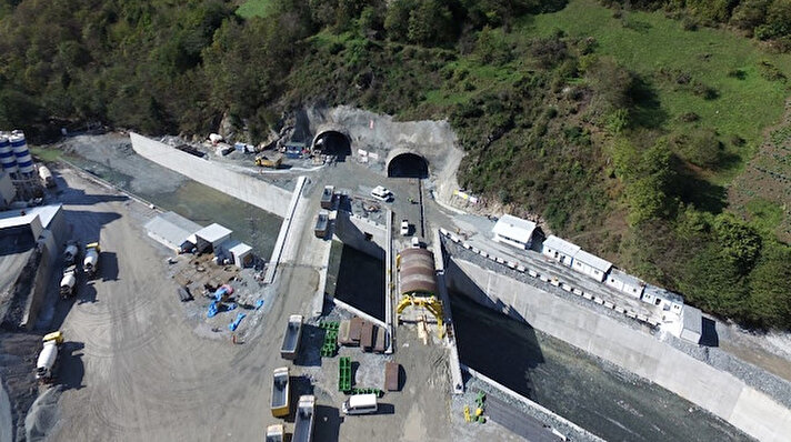 Ulaştırma ve Altyapı Bakanlığı, Trabzon-Gümüşhane kara yolu üzerinde yapımı devam eden Yeni Zigana Tüneli Projesi'nde yüzde 91 oranında kazı destekleme seviyesine gelindiğini bildirdi. Tünel tamamlandığında Trabzon ile Gümüşhane arası araçla 1,5 saat olan ulaşım 40 dakikaya düşecek.
