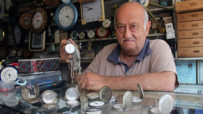 Giresun'un Bulancak ilçesinde küçücük dükkanında üçüncü kuşak olarak saat tamircisi olarak mesleğini ilerleyen yaşına rağmen devam ettiren Ahmet Akoğlu, zamana inat son nefesine kadar sürdürmek istediğini söyledi.
