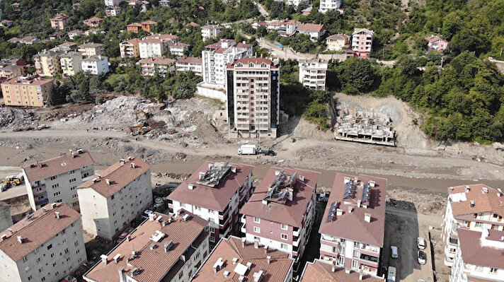 Sel afetinin yaşandığı Kastamonu’nun Bozkurt ilçesinde 11 Ağustos’ta şiddetli yağışın ardından Ezine Çayı’nın taşması sonucu, can kayıplarının yanı sıra iş yerleri ve çok sayıda ev, su ve balçık altında kaldı, bazı binalar yıkıldı. 