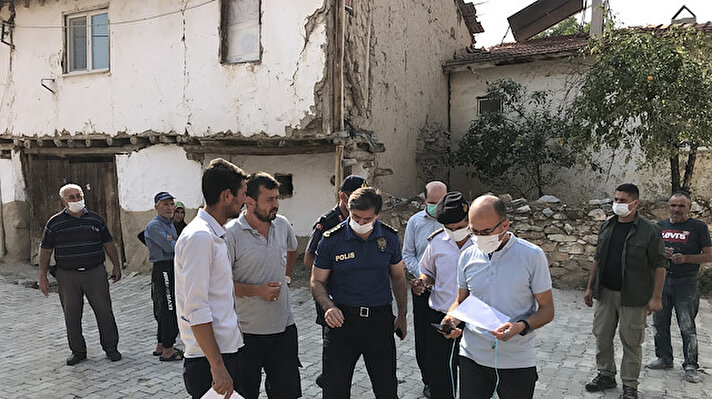 Kütahya Valisi Ali Çelik, depremin merkez üssünün Aydınlar köyü civarı olduğunu söyledi.  