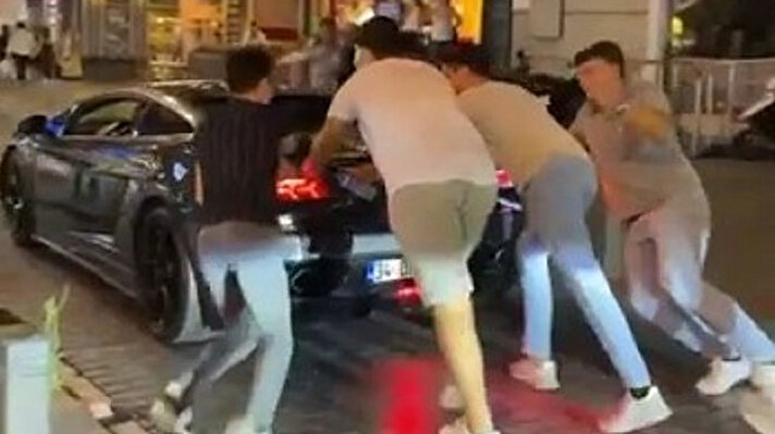 Pendik'te dün akşam saatlerinde cadde üzerinde seyir halinde olan Lamborghini marka otomobil bozulunca yardımına çevredeki vatandaşlar koştu. 