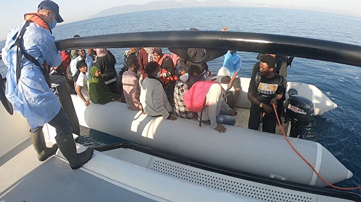 Sahil Güvenlik Komutanlığı, 28 Ağustos saat 09.20 sıralarında Dikili ilçesi açıklarında içerisinde kaçak göçmenlerin bulunduğu lastik botun makine arızası nedeniyle sürüklendiği ve yardım talebinde bulunulduğu bilgisini aldı. 