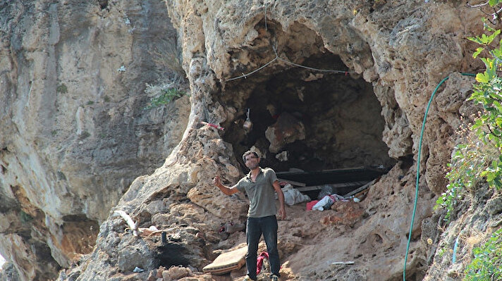 Muratpaşa ilçesi Yavuz Özcan Parkı’nda, yaklaşık 30 metre yüksekliğindeki falezlerin bir bölümündeki mağarada yaşayan şüpheli şahsı, vatandaşlar polis ve zabıta ekiplerine bildirdi.