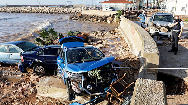 İspanya’nın kuzeyinde şiddetli yağışların yol açtığı sel felaketinde araçlar denize sürüklendi, en az 5 bin ev elektriksiz kaldı.
