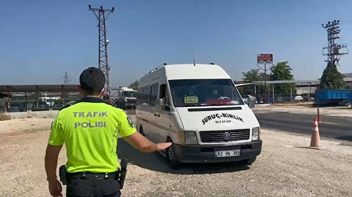 Şanlıurfa’nın Suruç ilçesinde polis ekipleri, durdurdukları araçtaki yolcu ve sürücülere uygulama noktasında kurulan stantta aşı olma imkanı sundu. 