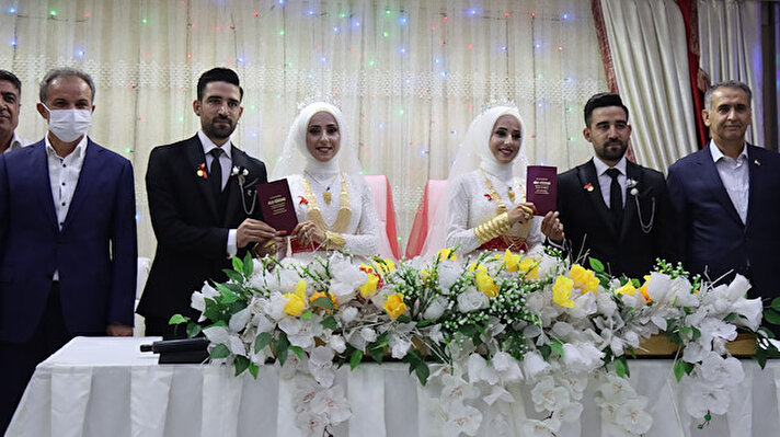 Çiftlerin nikahını Adıyaman Belediye Başkanı Süleyman Kılınç kıyarken, şahitliğini ise Vali Mahmut Çuhadar yaptı.

