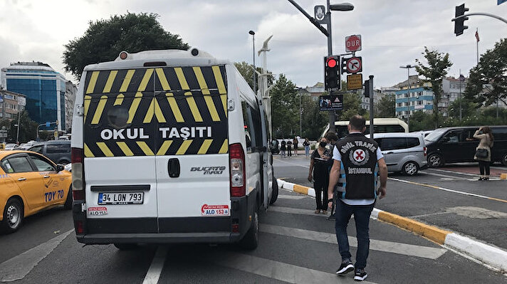 İstanbul Emniyet Müdürlüğü Trafik Denetleme Şube Müdürlüğü’ne bağlı ekiplerin okulların başlamasıyla birlikte İstanbul’un birçok noktasında okul servislerinde denetimlerde bulundu.