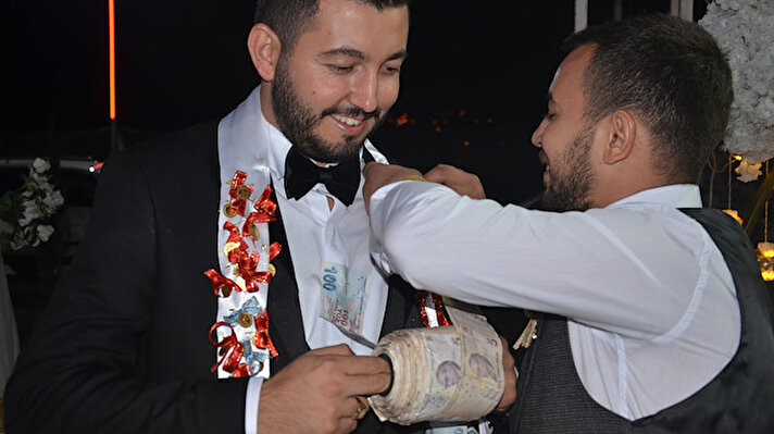 İncirliova Belediyesinde çalışan Necati Kaman ile Söke ilçesindeki bir fabrikada gıda teknikeri olarak çalışan Tuğçe Cengiz, kır bahçesinde düzenlenen törenle dünyaevine girdi. 