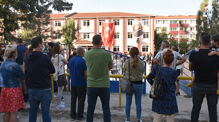 Edirne'de yeni eğitim ve öğretim döneminin başlamasıyla birlikte il genelinde 50 bin 948 öğrenci yüz yüze dersbaşı yaptı.